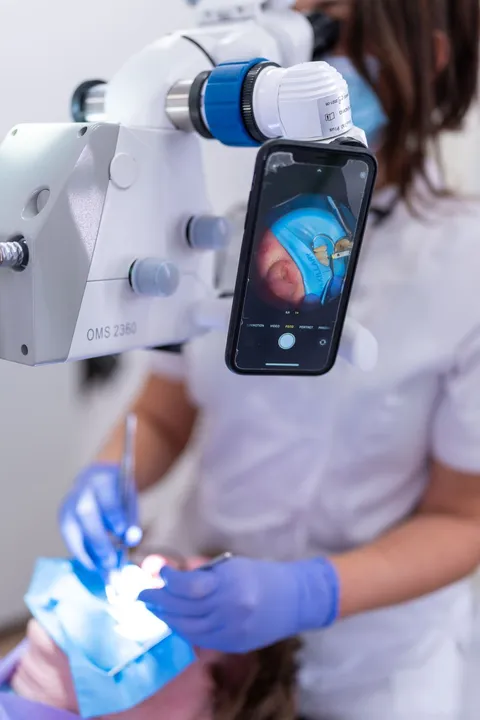 Close-up van de behandelmicroscoop boven de behandelstoel
