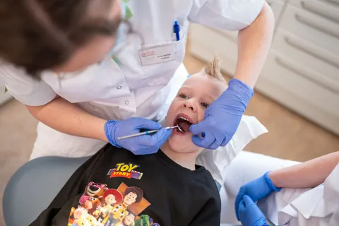 Kind in de behandelstoel met tandarts