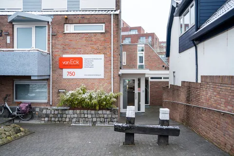 De praktijk aan de Rivierdijk, met de Merwede op de achtergrond