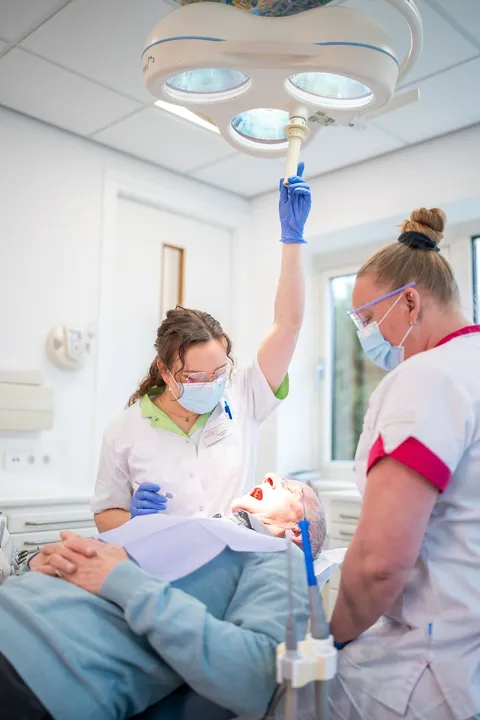 Mondhygiënist reinigt het gebit van een patiënt