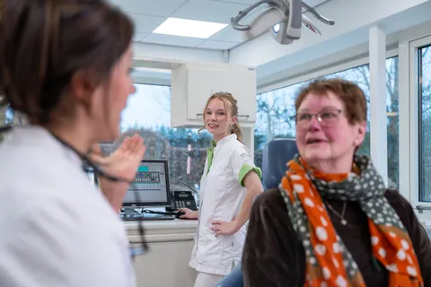 Behandelaar bespreekt het behandelplan