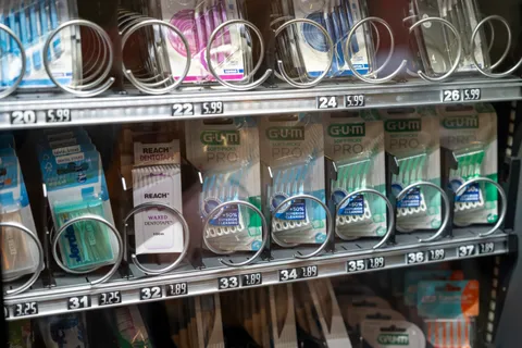 Verkoopautomaat gevuld met mondverzorgingsproducten