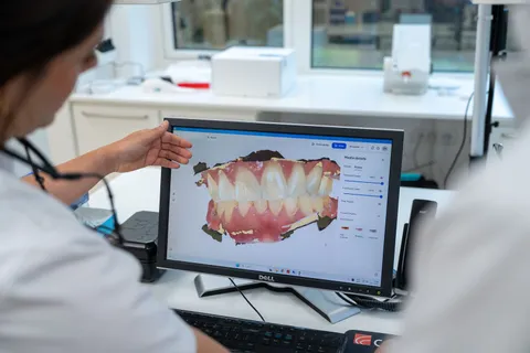 Implantoloog bespreekt de 3D-scan met een patiënt
