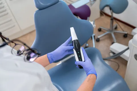 Tandarts maakt een scan met de intraorale scanner voor een kroon