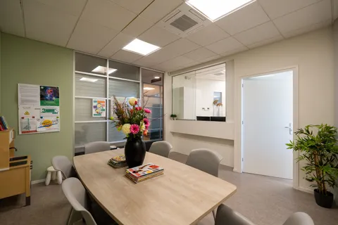 De wachtkamer met de balie