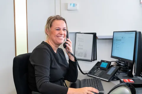 De receptie, een collega aan de telefoon