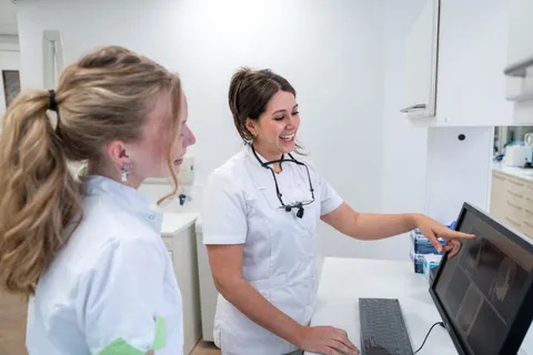 Behandelaars bespreken de scan op het scherm