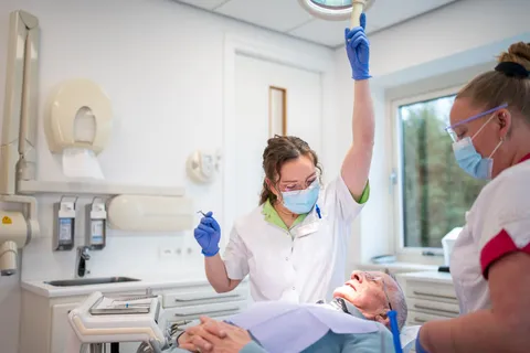 Mondhygiënist reinigt het gebit