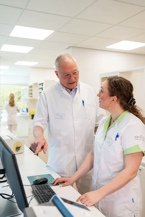 Collega's overleggen aan de balie