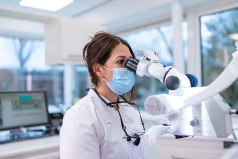 Tandarts werkt met de behandelmicroscoop