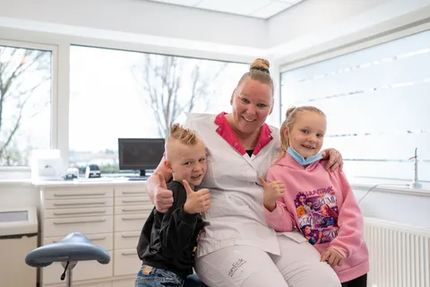 Kinderen met de preventieassistent in de behandelkamer